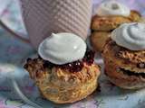 Scones à la confiture de mûres et crème fraîche - Une ribambelle d'histoires