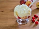 Trifle, dessert anglais aux pêches et framboises - Une ribambelle d'histoires