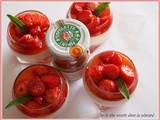 Verrines panna-cotta vanille, gelée de fraise au piment d'espelette et salade de fraise sur caramel au piment d'espelette