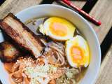 Ramen: bouillon japonais et nouilles soba, œuf mollet et porc grillé aux épices