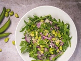 Salade de févettes du pays, roquette, cébettes, radis red meat, cerfeuil, fleurs de ciboulette, sauce à l'huile d'Inca Inchi