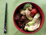 Buddha bowl épeautre, avocat, brocoli, seitan et sauce tahini (vegan)