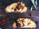 Tartines de houmous citronné à la sauge & ses raisins rôtis