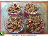 Crumble aux pêches et groseilles