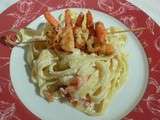 Tagliatelles au saumon fumé décorées de brochettes de crevettes