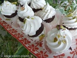 Meringues aux brisures de pistaches et ganache chocolat