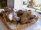 Canapé de filets de caille poêlés sur confit d’oignon à l’apéritif de truffe