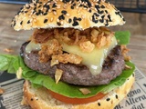 Burger aux oignons frits