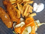 Fish sticks, frites et salade composée