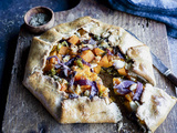 Tarte rustique butternut, chèvre et oignons rouges