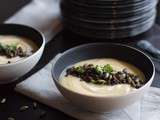 Velouté de panais, topping de lentilles béluga et graines de courge