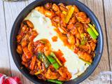 Dakgalbi / Poulet sauté à la sauce piquante / 닭갈비